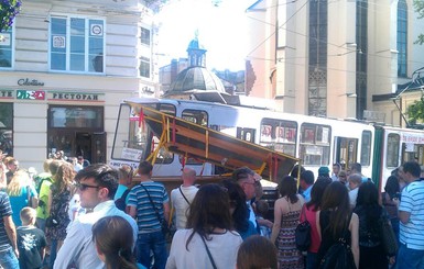 Во Львове очередное ДТП с велобаром: В этот раз его протаранил трамвай