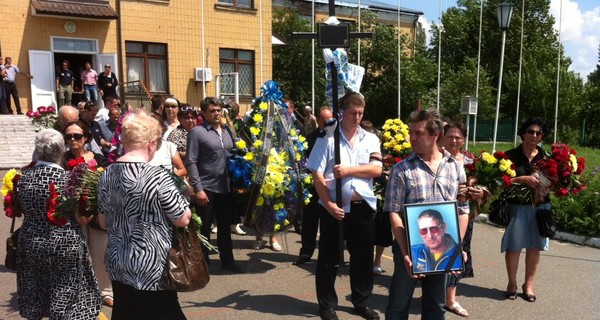 Проститься с пилотом, который спас генерала СБУ, приехали около трехсот человек 