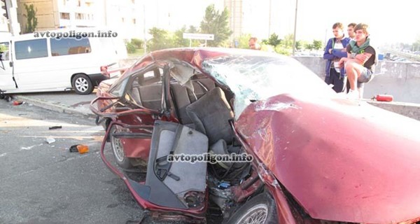 В Киеве маршрутка взяла на таран Opel: погибла пассажирка