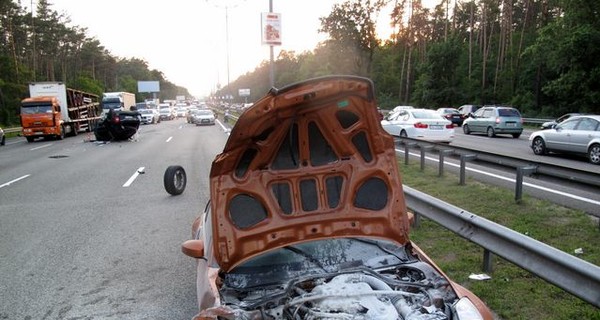 На Бориспольской трассе спорткар бросил внедорожник под грузовик