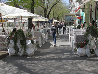 Летние площадки кафе в Одессе сносят... на несколько дней