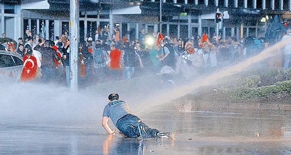 Полиция водяными пушками разогнала демонстрантов на площади Таксим в Стамбуле