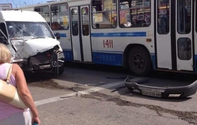 В Крыму маршрутка с отказавшими тормозами протаранила автобус