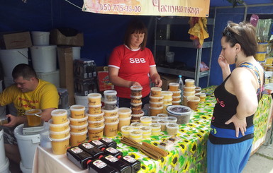 На медовых ярмарках продают воск, мыло и мертвых пчел