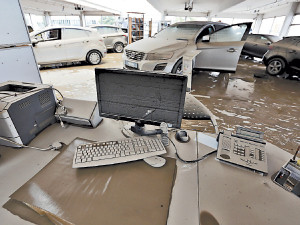 Последствия наводнения в Европе: В Украину плывут машины из ЕС