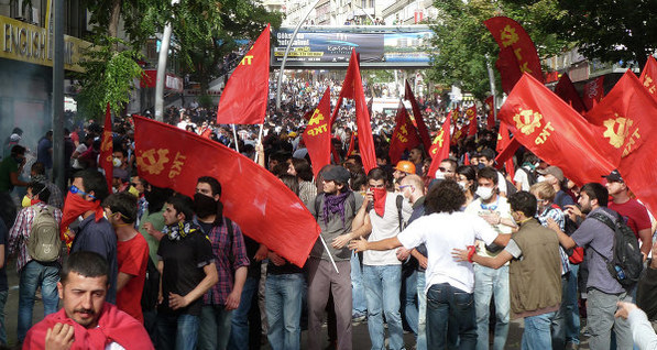 В Турции полиция снова разогнала демонстрантов слезоточивым газом 