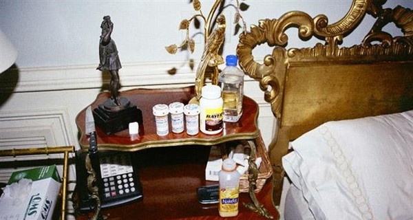 Полиция опубликовала фото спальни Майкла Джексона, сделанные сразу после его смерти