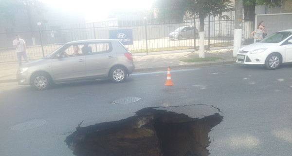 В Киеве провалилась дорога - яма глубиной 4 метра