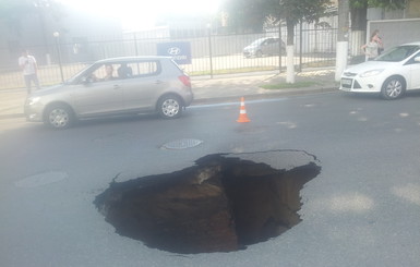 В Киеве провалилась дорога - яма глубиной 4 метра