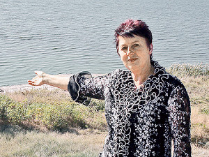 Председатель сельсовета поймала и раздела до трусов черного археолога 