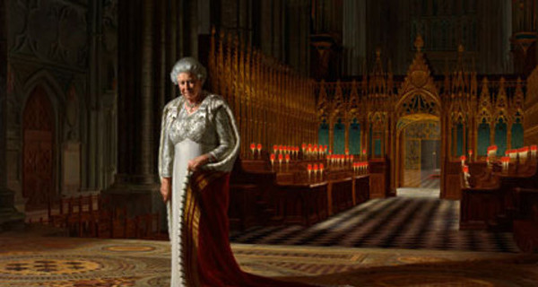 В Вестминстерском аббатстве мужчина забрызгал краской портрет Елизаветы II