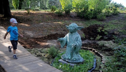 Скульптуру Йоды  установили в ботаническом саду