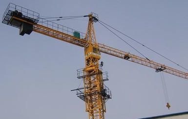 В  Херсонском порту шквальный ветер обрушил два крана