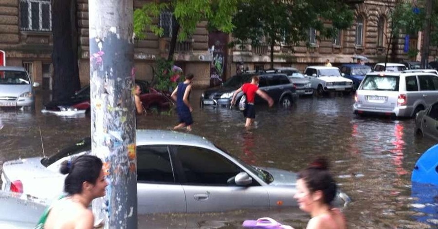 Одесский ливень превратил улицы в реки: серфер катался, привязавшись к 