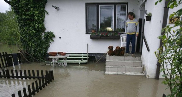 Наводнение в Европе: брешь в плотине на Эльбе заделали, взорвав две баржи