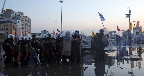 Протесты в Турции: профсоюзы обещают всеобщую забастовку, полиция оцепляет площадь Таксим