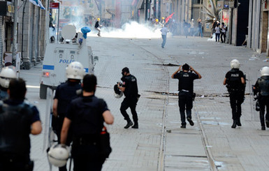 Беспорядки в Турции продолжаются: на штаб оппозиции  напали около 40 человек  