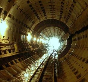 Подробности ЧП в киевском метро: спасатели пытаются достать упавшего пассажира