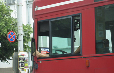 Полтавский водитель управляет автобусом одной ногой