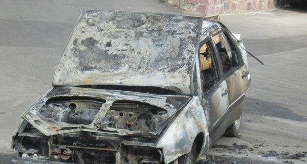 В Киеве среди дороги дотла сгорел автомобиль
