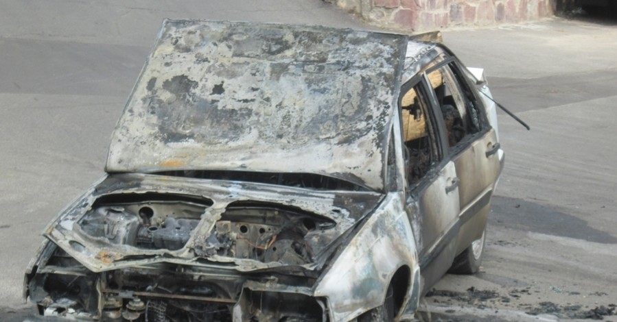 В Киеве среди дороги дотла сгорел автомобиль