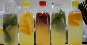 На Крещатике продают лимонад 