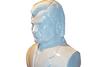 Самоучка-скульптор из Запорожья продает бюст Януковича за 9999 гривен