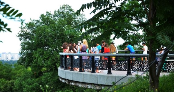 Смотровую возле Верховной Рады огородили, но не закрыли