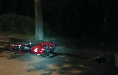 На одесской трассе Mercedes убил мотоциклиста