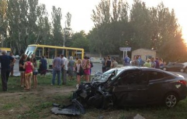 Авария в Херсоне: столкнулись легковушка и автобус