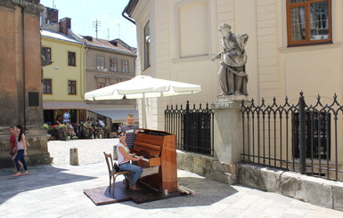 В центре Львова установили фортепиано