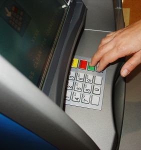На Харьковщине трое парней крушили банкоматы