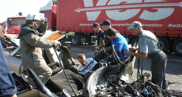 По Киевом грузовик столкнулся с Audi: двоих зажало в машине