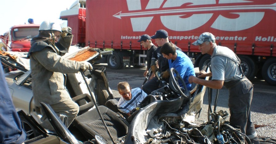 По Киевом грузовик столкнулся с Audi: двоих зажало в машине