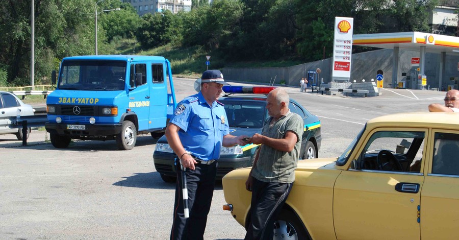 В Днепропетровске пьяных водителей воспитывают кулаком, а в Запорожье - общественными работами