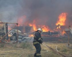 В Керчи горит порт: огонь по территории разносит сильный ветер