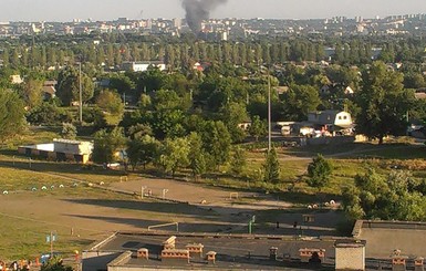 В небе над Днепропетровском стоит черный столб дыма