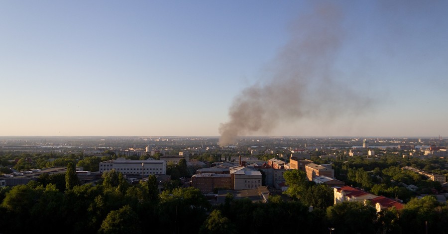 В Днепропетровске потушили пожар, который напугал горожан черным дымом