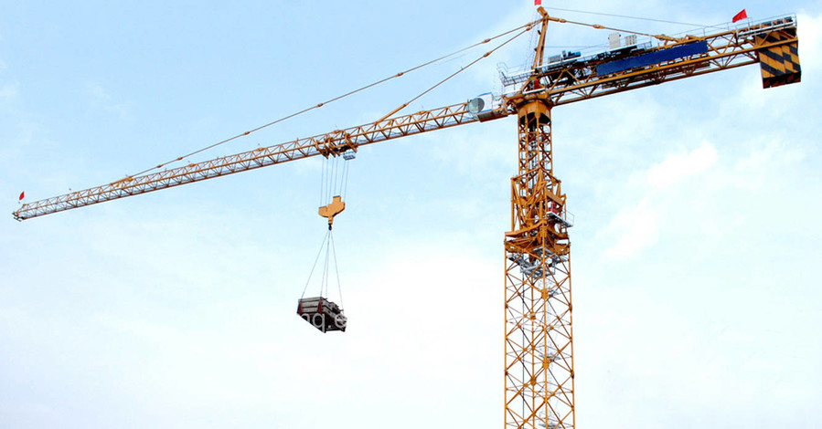 В Германии подъемный кран рухнул на жилой дом