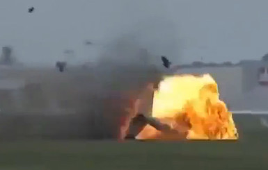 На авиашоу самолет разбился на глазах у зрителей: двое погибших