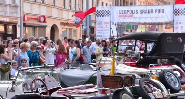 Во Львове состоялась выставка старинных автомобилей