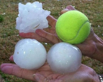 В Сербии прошел огромный град: пострадали 30 человек