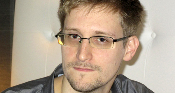 Разоблачитель американских спецслужб Эдвард Сноуден прилетел в Москву 