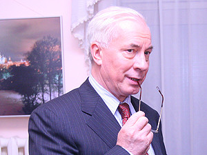 Азаров пожелал быстрейшего освобождения Тимошенко