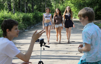 Школьники на каникулах снимают кино на английском и загорают в Болгарии