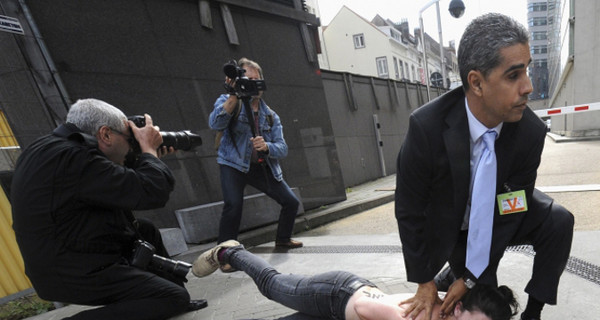 FEMEN обнажились перед премьером Туниса в Брюсселе