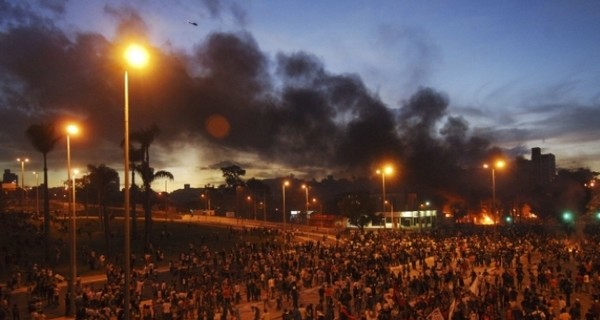 В Бразилии полиция снова разгоняла митингующих слезоточивым газом 