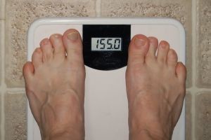 В Киеве пьяная женщина весом в 150 кило провалилась под асфальт