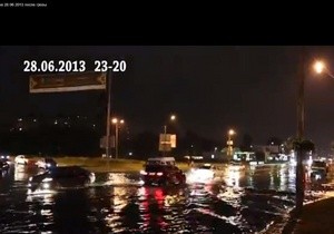 В Киеве мощный ливень затопил станцию метро и несколько улиц 