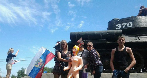 Молодых людей, позировавших у танка с резиновой куклой, будут судить за порнографию и осквернение памятника